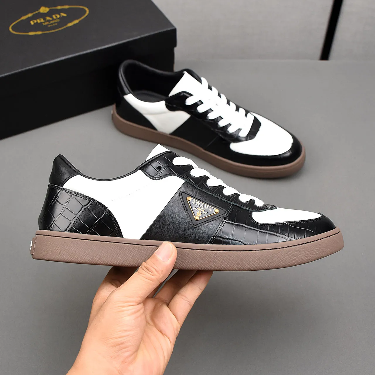 PP420❣️❣️❣️Prada set off the audience! Prada, an international brand that is constantly innovating, this men's casual shoe, the original version, made of cowhide leather at a ratio of one to one at the store, with leather feet and rubber non-slip outsole, breathable and comfortable, quality speaks for itself👄38-44